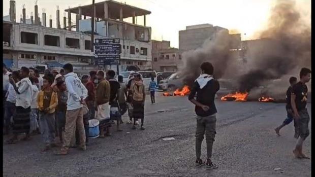 لحج.. احتجاجات واسعة تنديداً بتردي الخدمات وغلاء الأسعار